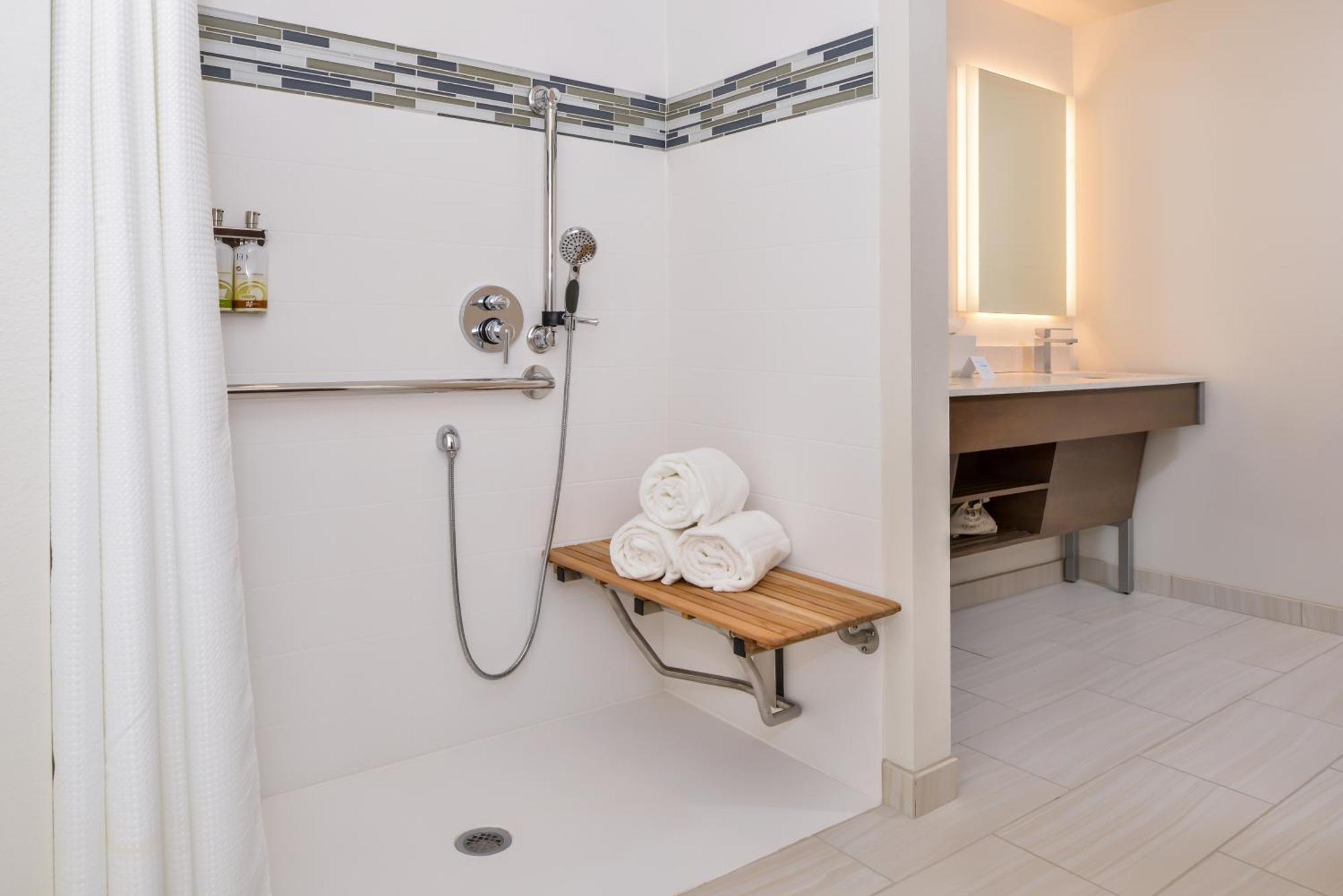 Executive King Room Tub Mobility Hearing Accessible,1771025400:JPEG